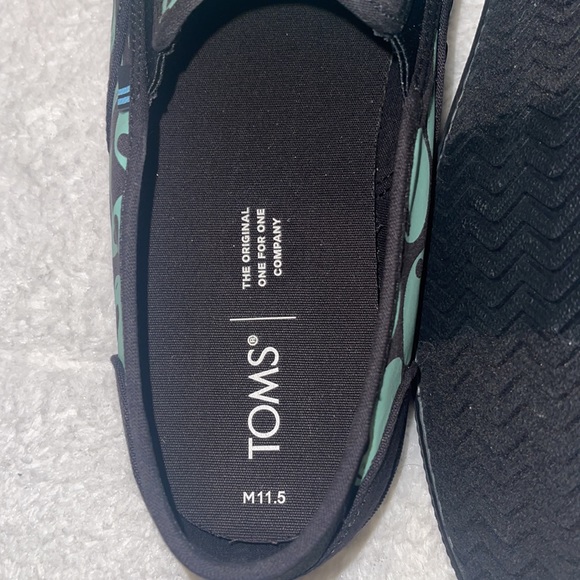 ❤️NEW!!!❤️ RARE! TOMS Alien Slip On Shoes. - Picture 5 of 8
